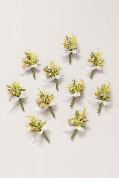 Boutonnieres for Guests in Emerald & Tawny Beige