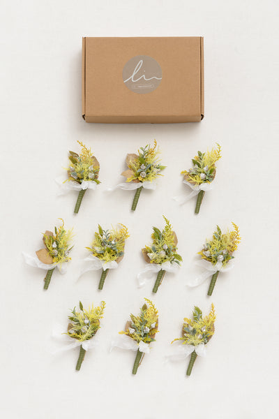 Boutonnieres for Guests in Emerald & Tawny Beige