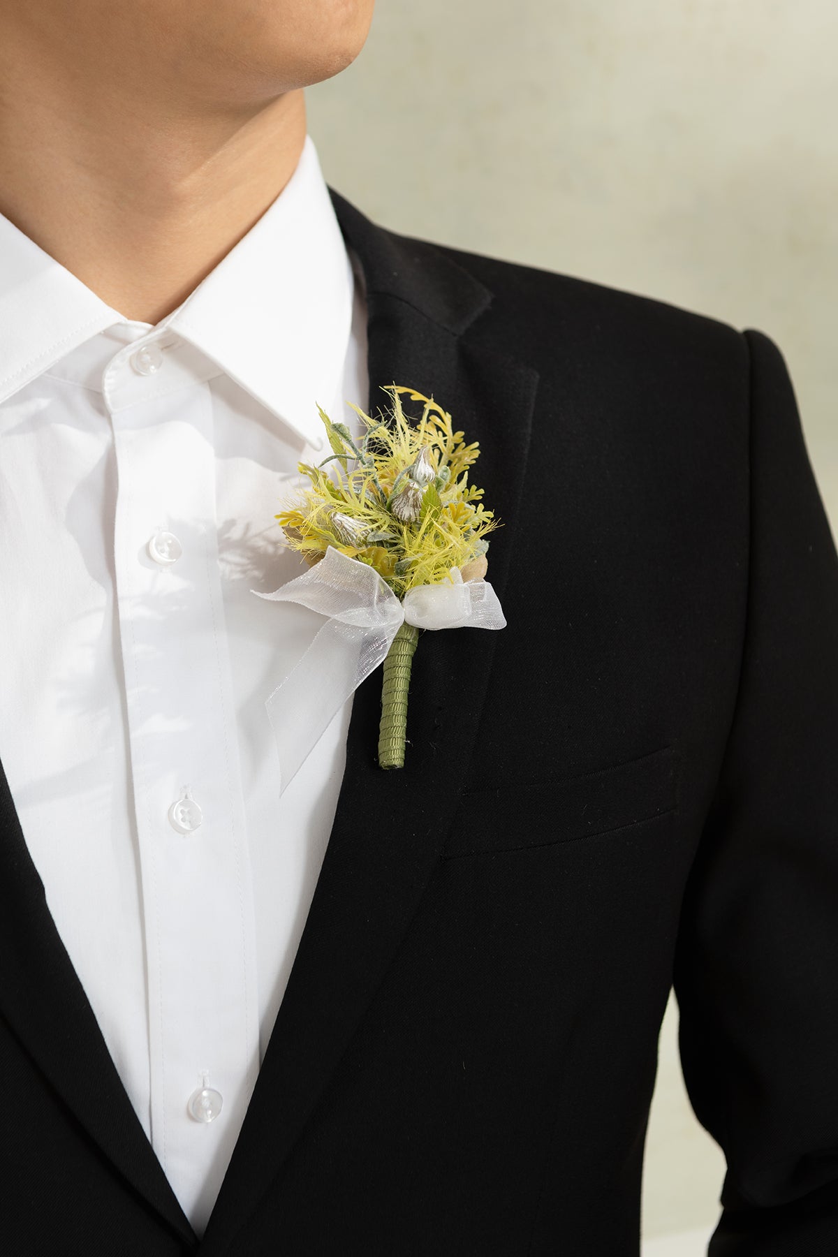 Boutonnieres for Guests in Emerald & Tawny Beige